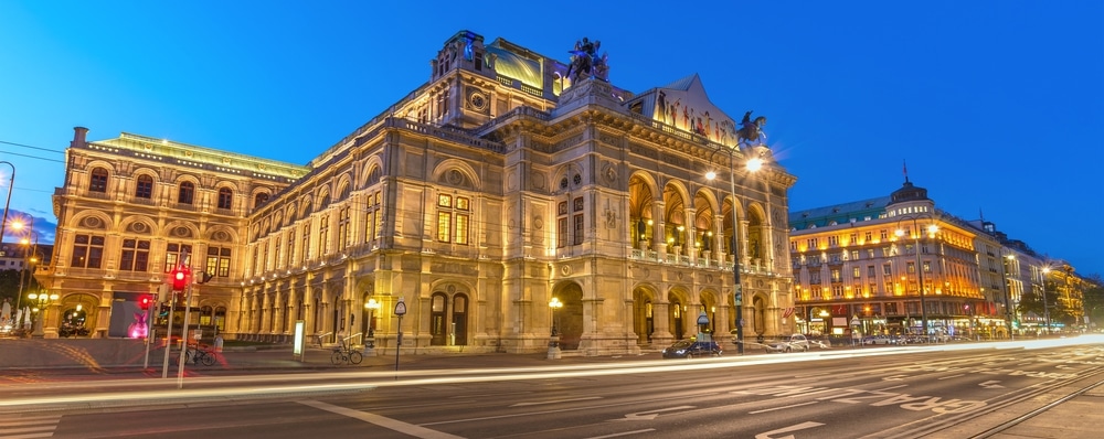 Start your 12-hour tour in Vienna from the State Opera